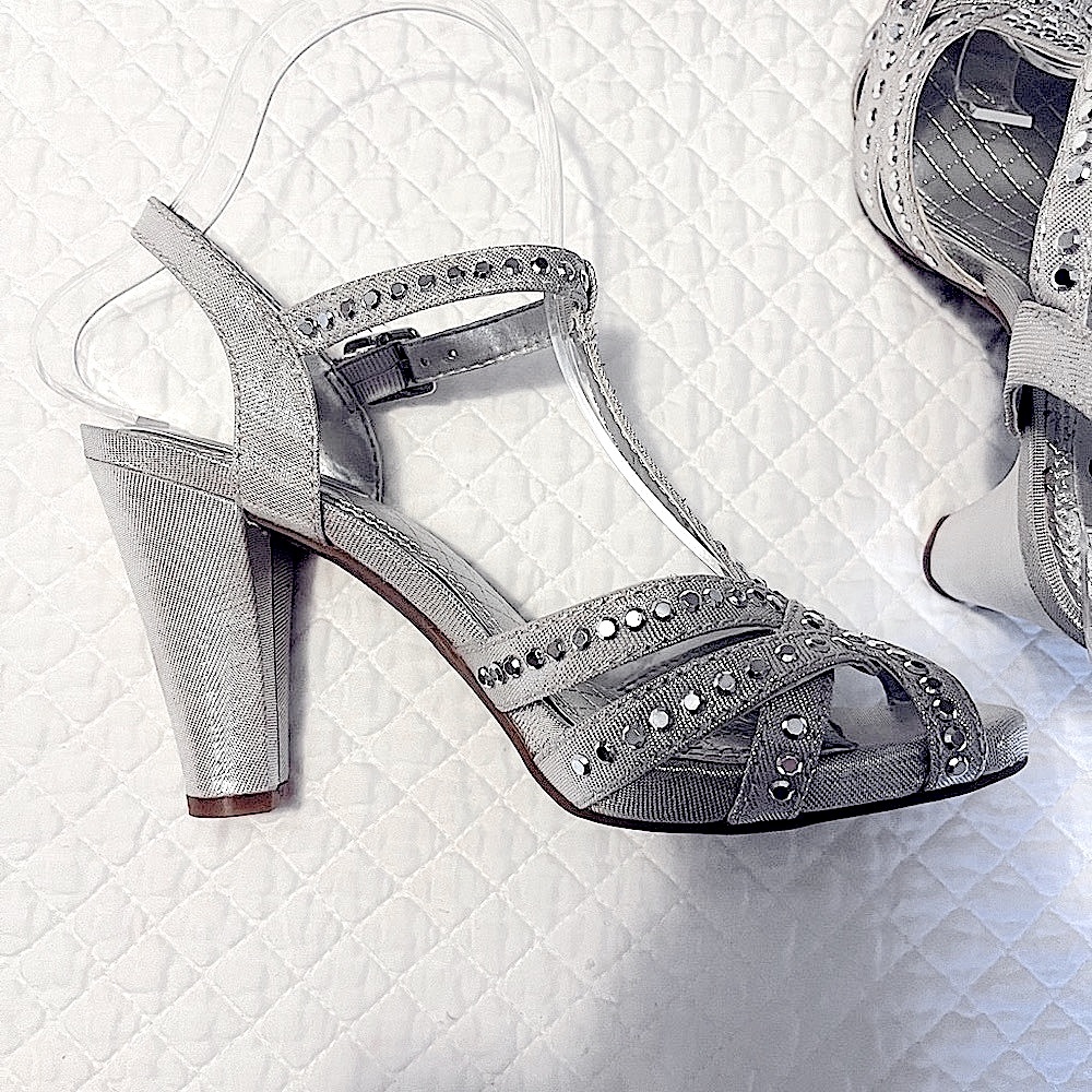 Gianni Bini - Silver Heels With a 4” heel, EMBELLISHED  size 6 Look New ❣️❣️❣️ - Picture 2 of 11